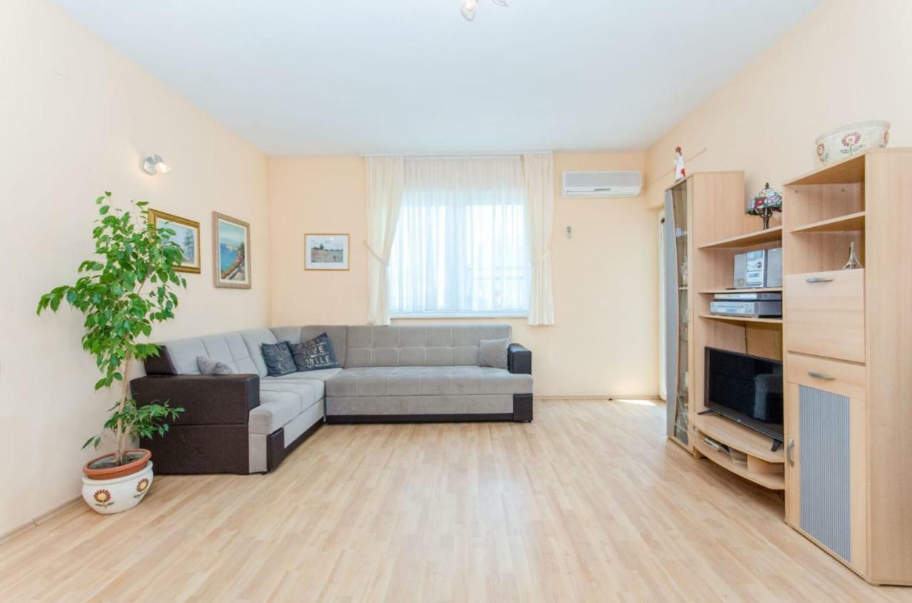 Holiday Apartment With Garden Kaštela Buitenkant foto