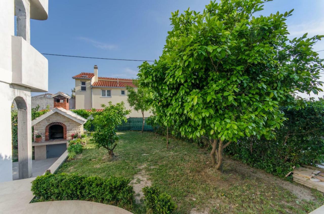 Holiday Apartment With Garden Kaštela Buitenkant foto